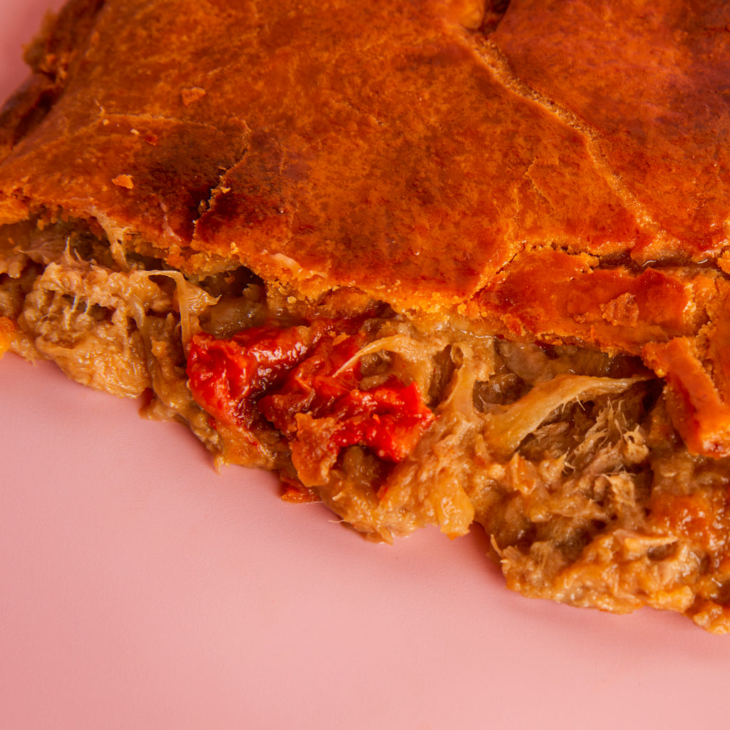 1/2 Empanada gallega de atún, cebolla y pimiento asado