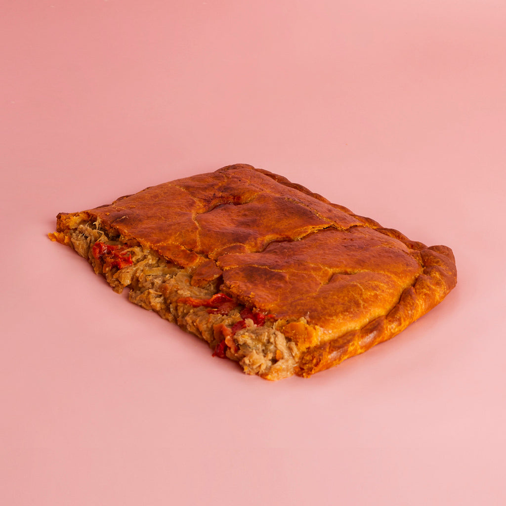 1/2 Empanada gallega de atún, cebolla y pimiento asado
