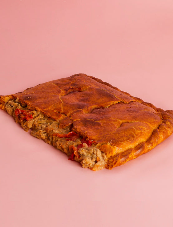 1/2 Empanada gallega de bonito, cebolla y pimiento asado