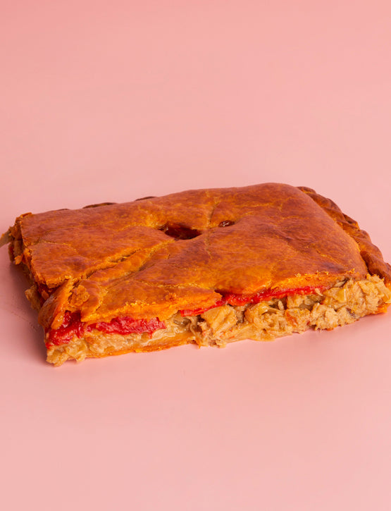 1/4 Empanada gallega de bonito, cebolla y pimiento asado